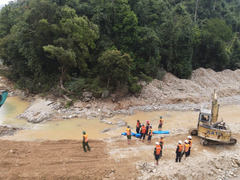 Tiếp tục nắn dòng Rào Trăng tìm 11 công nhân mất tích