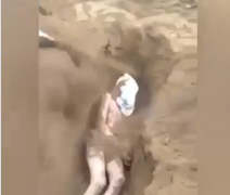 Phẫn nộ cảnh nam thanh niên bị tra tấn, 'chôn sống' như thời Trung cổ