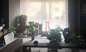 Ảnh: Hiện trường vụ sập trần chung cư khiến hai người rơi xuống đất bị thương