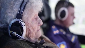 Video: 'Cụ bà thép' 99 tuổi lái máy bay chiến đấu mô phỏng ở Nga