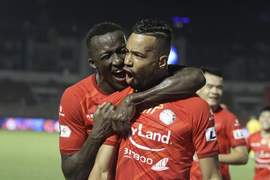 Sính ngoại thất bại, CLB TP.HCM phải trả giá