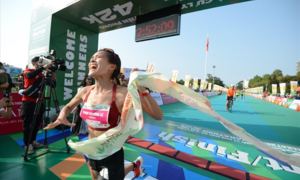 Phạm Thị Hồng Lệ xuất sắc về nhất ở Tiền Phong Marathon