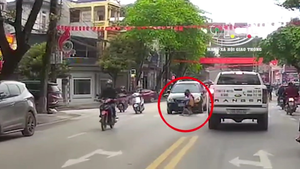 Video: Băng qua đường, hai cháu bé bị ô tô húc văng