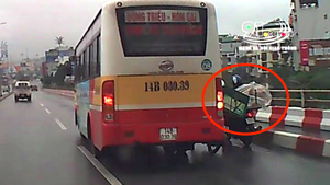 Video: Xe buýt vượt ẩu, ép 2 xe máy suýt ngã nhào ở Quảng Ninh