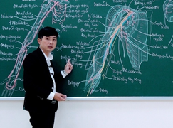 Thầy giáo dạy giải phẫu lên lớp chỉ với hộp phấn màu
