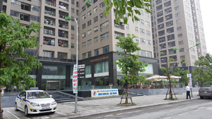 Sập trần chung cư ở Hà Nội, hai người rơi xuống đất bị thương nặng