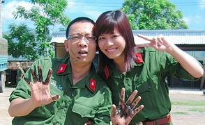 MC Hoàng Linh khoe ảnh chụp cùng nhà báo Lại Văn Sâm 15 năm trước