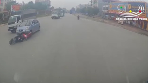 Video: Sang đường cắt đầu ô tô, hai người đi xe máy may mắn thoát chết