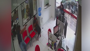 Video: Khách hàng đấu súng với tên cướp trong cửa tiệm ở Brazil