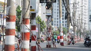 Video: Hơn 60 trụ điện 'giăng bẫy' người đi đường ở TP.HCM