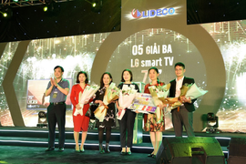 Khách hàng nhận quà hấp dẫn khi mua nhà vườn dự án Lideco