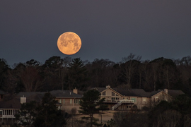 Ấn tượng hình ảnh 'siêu trăng giun' trên khắp thế giới