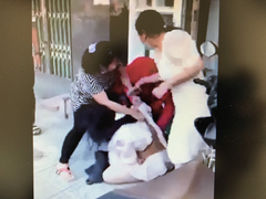 Clip cô gái bị nhóm người túm tóc lôi xềnh xệch, lấy dép tát đôm đốp vào mặt