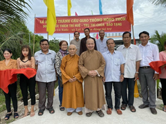 Đại đức Thích Trí Huệ xây cầu cho dân nghèo miền Tây