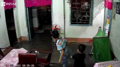 Clip: Hai cậu bé xóa 'dấu vết tội lỗi' khi bố về
