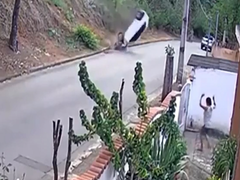 Video: Khoảnh khắc ô tô từ trên núi lao xuống đường tại Brazil