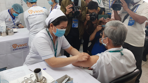 TP.HCM đề xuất tiêm vaccine COVID-19 cho nhân viên sân bay Tân Sơn Nhất