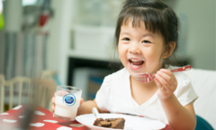 Cô Gái Hà Lan 'mách' mẹ lợi ích bất ngờ nhờ uống sữa tươi trong bữa sáng cho bé