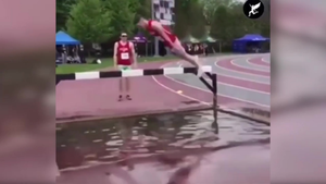 Chàng trai 'troll' đồng đội khi vượt chướng ngại vật