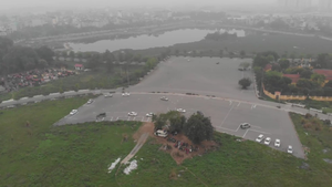 Video: Công viên bỏ hoang ở Hà Nội biến thành nơi chăn bò, dạy lái xe