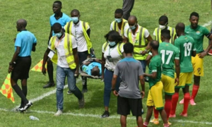 Làm thay đồng nghiệp mắc COVID-19, trọng tài bất tỉnh giữa trận đấu