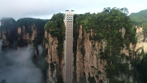 Video: Trung Quốc xây dựng thang máy ngoài trời cao nhất thế giới thế nào?