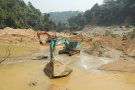 Ảnh: Cận cảnh 6 ngày đào đất, hút nước tìm 11 công nhân còn mất tích ở Rào Trăng