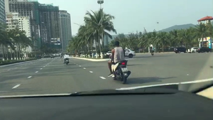 Phạt người nước ngoài đầu trần nghênh ngang phóng xe giữa phố Đà Nẵng