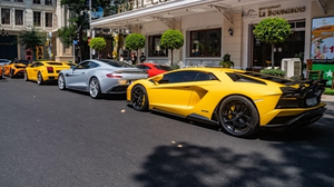 Cận cảnh dàn siêu xe triệu đô khoe dáng trên phố Sài Gòn