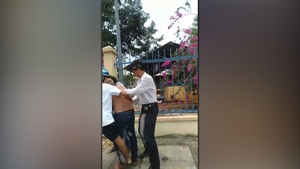 Video: Giật dây chuyền, hai tên cướp bị người phụ nữ kéo ngã giữa đường