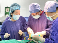 Cứu bệnh nhân bị mảnh gỗ đâm xuyên mắt, sọ não