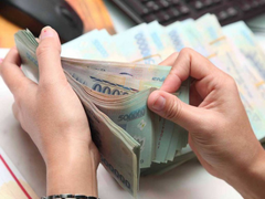 Tiền chảy mạnh vào các kênh đầu cơ, chuyên gia cảnh báo rủi ro