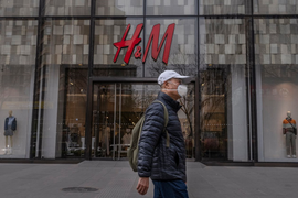 Trung Quốc: Quan chức 'chúc mừng chiến thắng' khi H&M bị mạng xã hội chỉ trích