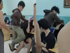 Sức khoẻ 2 thiếu niên bị bảo vệ dân phố tra tấn trong trường giờ ra sao?