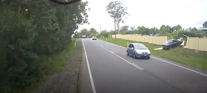 Video: Ôtô phóng tốc độ cao đâm nát hàng rào ở Australia