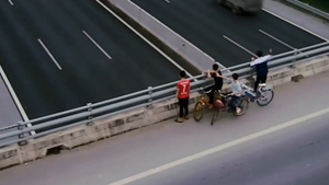 Video: Nhóm học sinh ném đá ô tô đi trên cao tốc Hà Nội - Hải Phòng