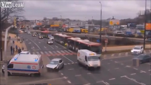 Video: Xe hơi tông lật xe cứu thương giữa ngã tư ở Ba Lan