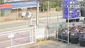 Video: Va chạm với ô tô cùng chiều, xe bán tải lật, lộn nhiều vòng trên đường