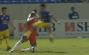 Văn Quyết 'bỏ bóng đá người', HLV Chu Đình Nghiêm lên tiếng bênh vực