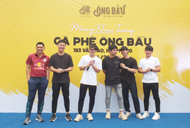 Kiatisak và học trò đến mừng Văn Toàn thành ông chủ