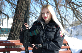 Thích 'sống ảo', vệ binh xinh đẹp nhất nước Nga bị đuổi việc 