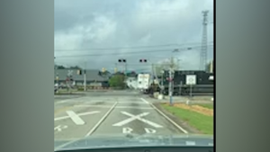 Video: Xe container bị tàu hoả tông, tài xế may mắn thoát chết