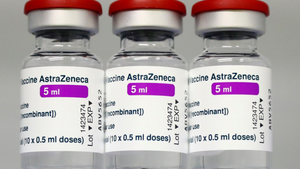 Anh khẳng định vaccine AstraZeneca an toàn sau 7 trường hợp chết vì đông máu