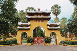 Lăng Ông Bà Chiểu: Ngôi đền cổ nhất Sài Gòn nhưng rất được lòng giới trẻ