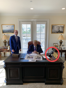 Điểm khác thường trên bàn làm việc mới của cựu Tổng thống Trump 