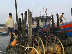 Tàu cá bùng cháy dữ dội trong đêm, thiệt hại gần 2 tỷ đồng