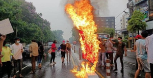 Người biểu tình nhuộm đỏ thành phố Yangon