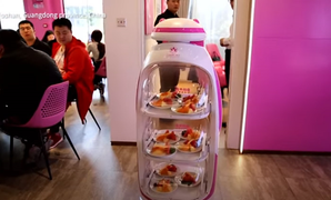 'Tận mắt' xem robot nấu nướng, 'bưng bê' trong nhà hàng Trung Quốc 