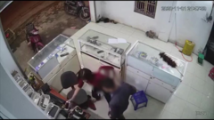 Clip: Tên trộm 'cố đấm ăn xôi' khi bị chủ nhà phát hiện