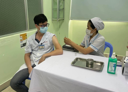 Ai sắp được ưu tiên tiêm vaccine COVID-19 miễn phí?